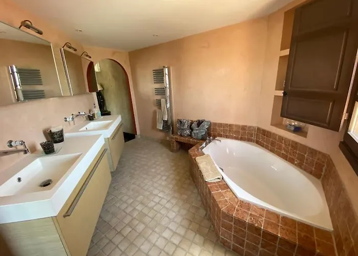 Ebene, 9 Couple Only Au Village Naturiste